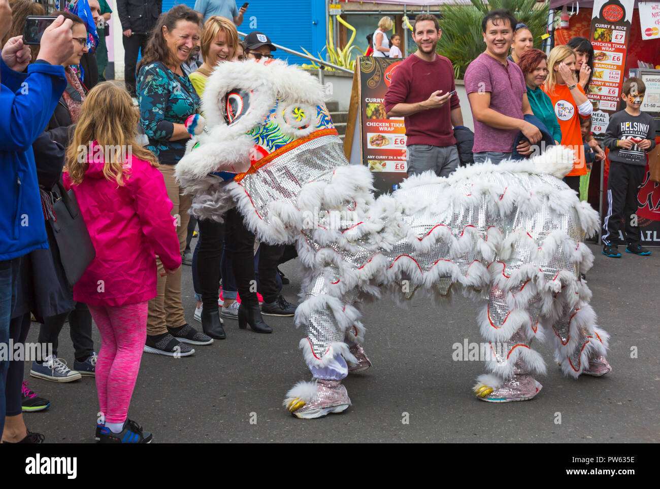 Bournemouth, Dorset, Großbritannien. 13. Okt 2018. Drachen des Südens führen Sie chinesische Löwentanz in einer Welt, die durch das Meer, Bournemouth, Dorset Großbritannien im Oktober.. Credit: Carolyn Jenkins/Alamy leben Nachrichten Stockfoto