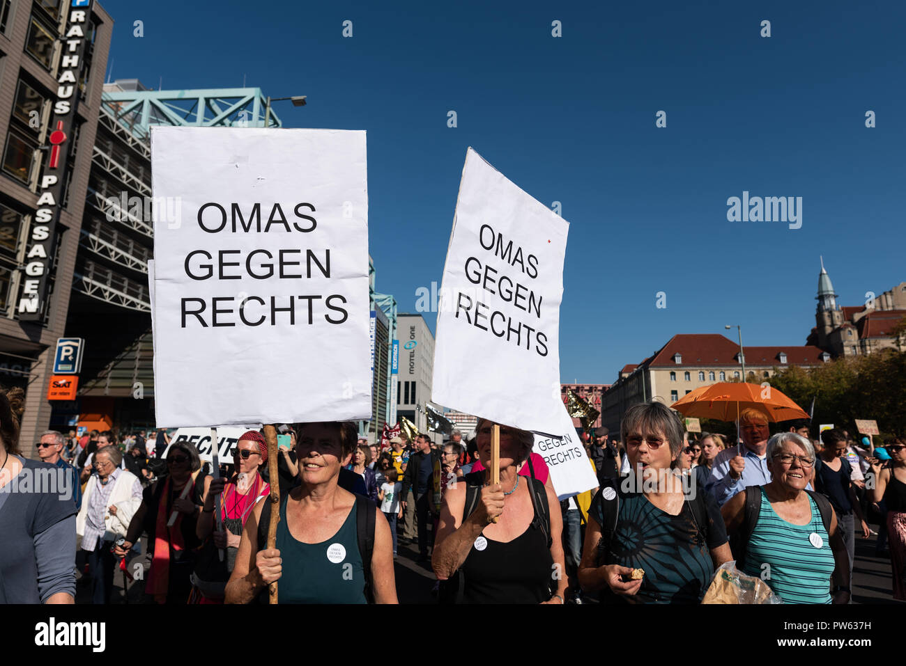 Berlin, Deutschland. 13 Okt, 2018. "Großmütter gegen den'' gesehen auf einem Schild während des Protestes geschrieben. Mehr als Hunderttausend Menschen unter dem Motto ''Unteilbar'' gegen Ausgrenzung, Rassismus und die Rechte demonstriert. Quelle: Markus Heine/SOPA Images/ZUMA Draht/Alamy leben Nachrichten Stockfoto