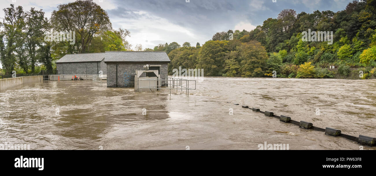 RADYR in der Nähe von Cardiff, Wales - 13. Oktober 2018: Das Wasserkraftwerk in Radyr in der Nähe von Cardiff durch den extrem hohen Wasserständen auf dem Fluss Taff überflutet nach Sturm Callum. Hatte die Anlage zu stoppen, Strom zu erzeugen. Das Personal, die in die Bristol Kanal an der Cardiff Bay läuft, läuft Wasser aus der Brecon Beacons Berge und die South Wales Täler. Credit: Ceri Breeze/Alamy leben Nachrichten Stockfoto
