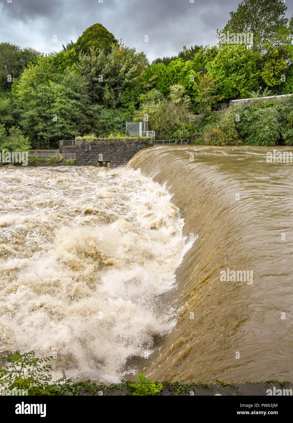 TREFOREST, PONTYPRIDD, WALES - 13. OKTOBER 2018: äusserst turbulenten Hochwasser am Fluss Taff am Wehr in Treforest, South Wales, zeigt die Auswirkungen der starken Regenfälle vom Sturm Callum. Das Personal, die in die Bristol Kanal an der Cardiff Bay läuft, läuft Wasser aus der Brecon Beacons Berge und die South Wales Täler. Credit: Ceri Breeze/Alamy leben Nachrichten Stockfoto