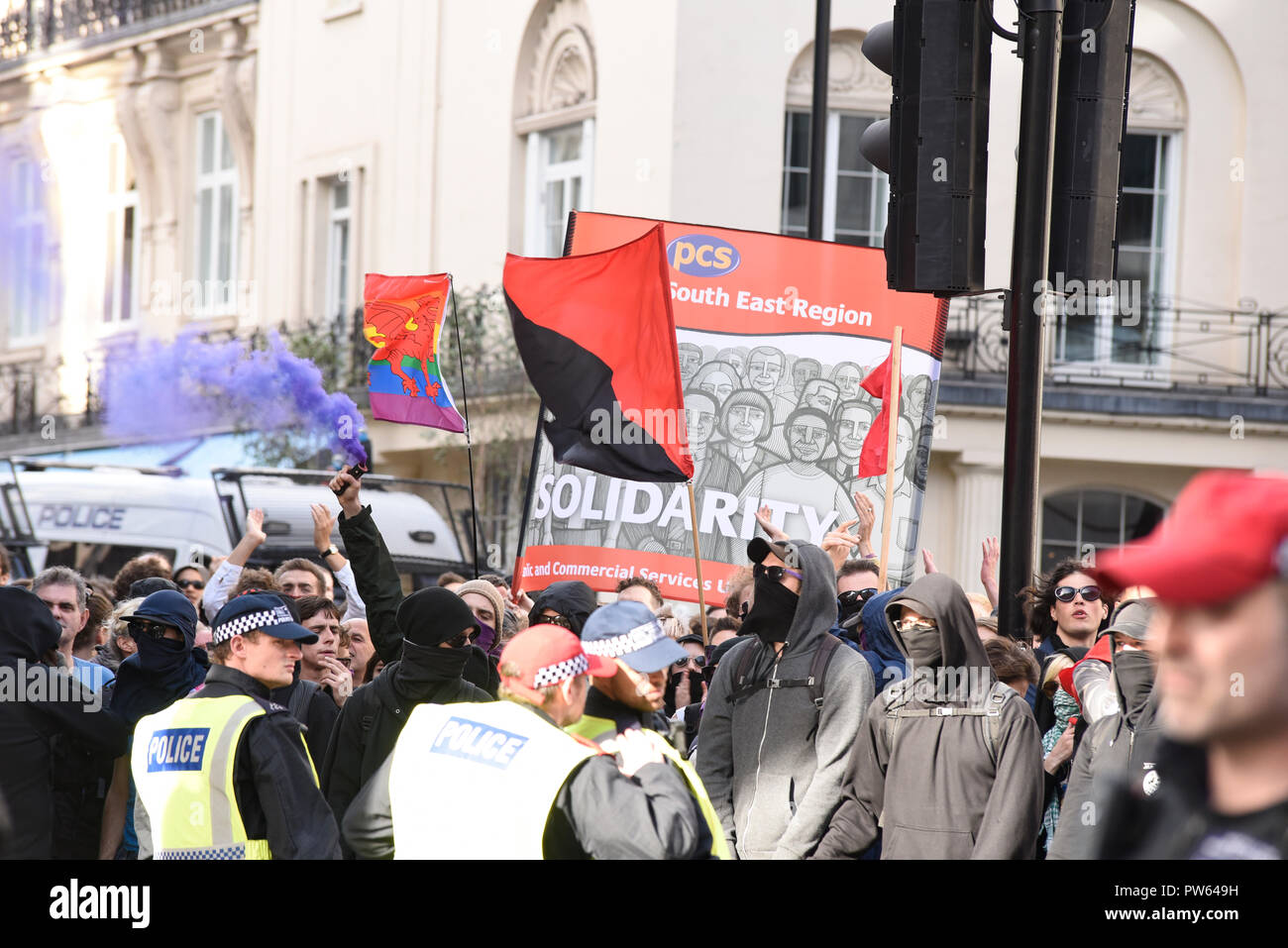 Demokratische Fußball Jungs Allianz DFLA marschieren in Richtung Parlament, London, im Protest Demonstration. Rivalisierende Protest gegen faschistische Gruppen Stockfoto