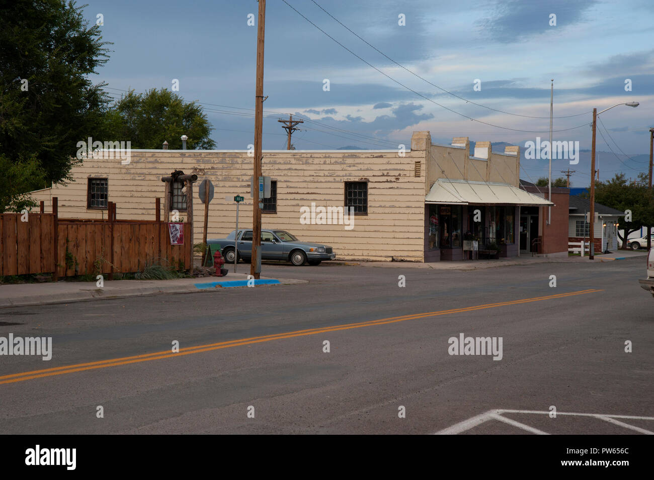 Kommerzielle Architektur, die auf der Hauptstraße von Hot Springs, Montana Stockfoto