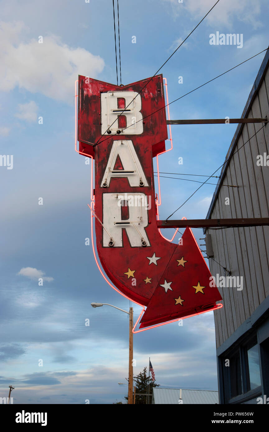 Classic neon bar Anmelden kleine Stadt der Heißen Quellen, Montana, USA Stockfoto