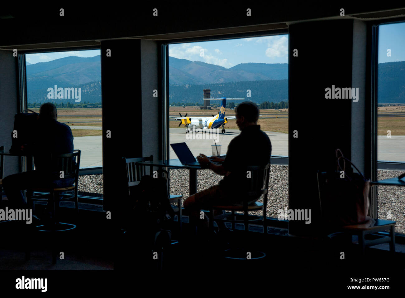 Warten Lounge am Flughafen mit Blick nach draußen in Missoula, Montana, USA Stockfoto