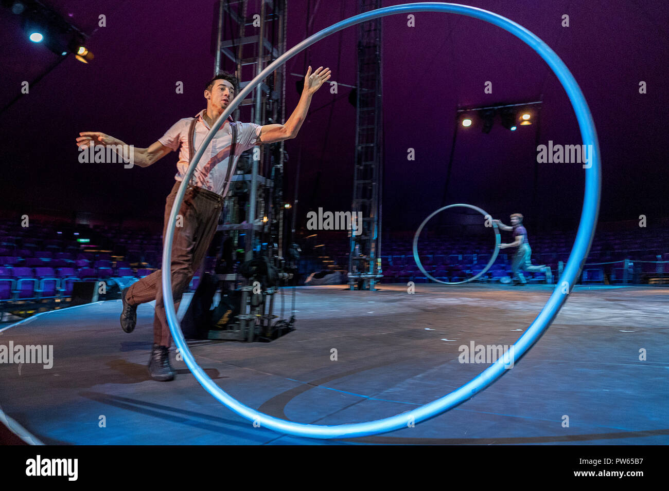 Darsteller mit Ringen am 'Lexikon' Zirkus Leistung an der Melbourne International Festival gesehen. Stockfoto