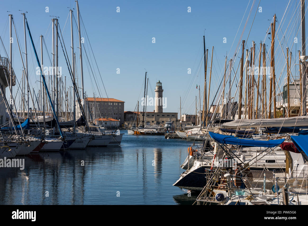 Boote in der Marina - Triest, Friaul Julisch Venetien, Italien Stockfoto