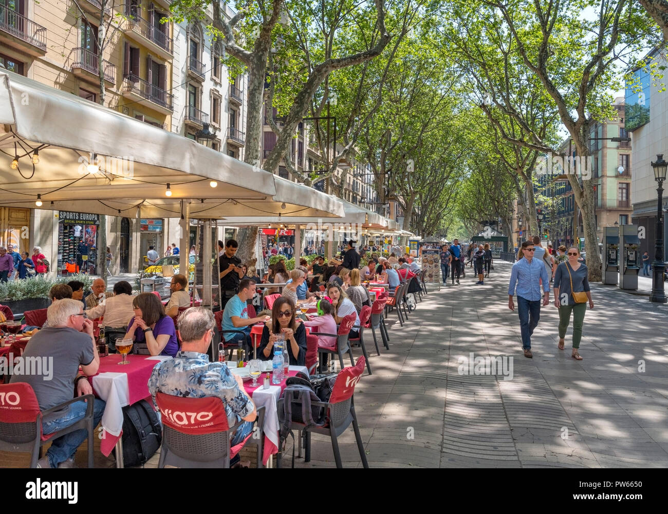 Las Ramblas, Barcelona. Cafe an der belebten Rambla dels Caputxins, Barcelona, Katalonien, Spanien. Stockfoto