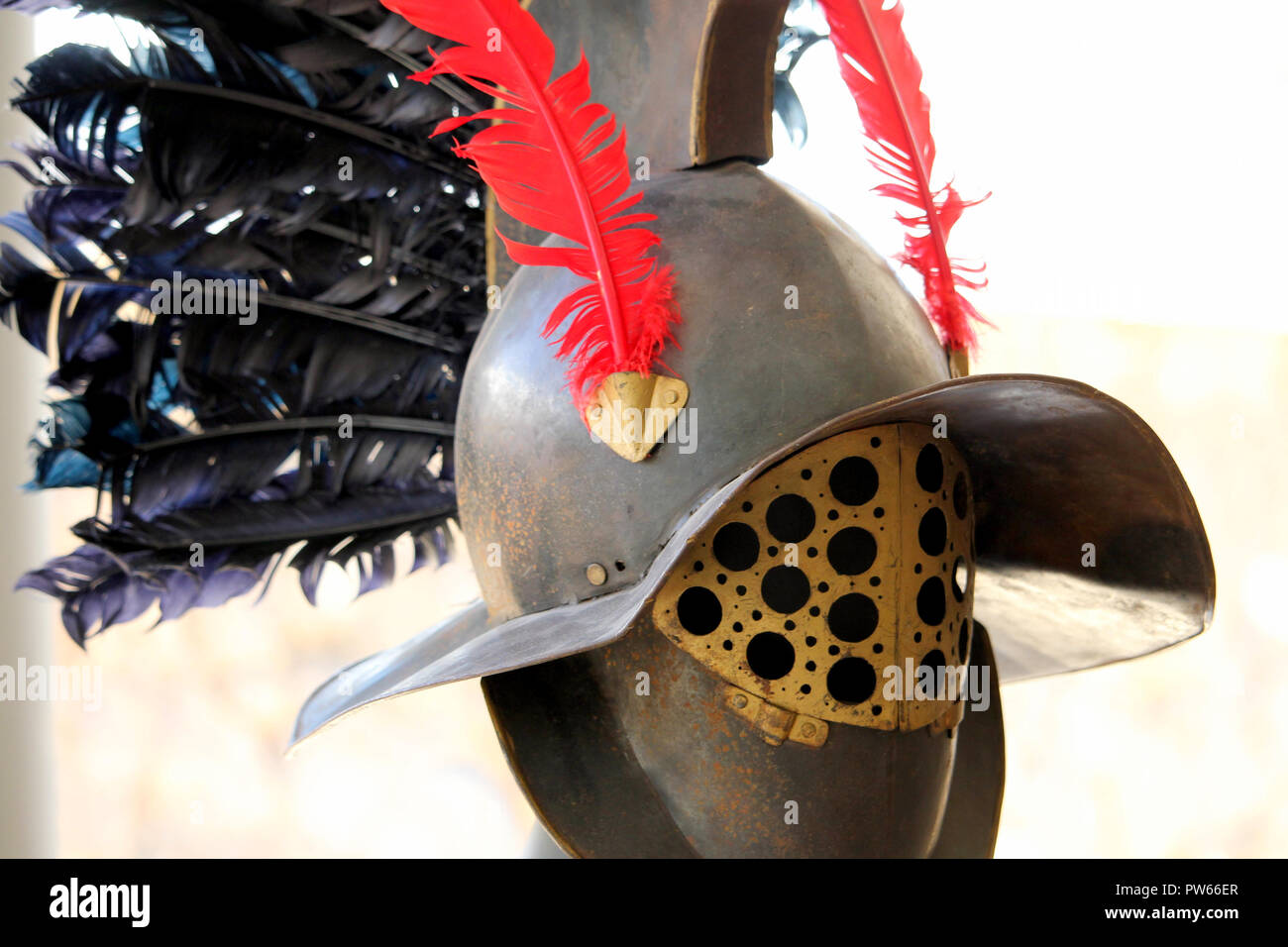 Roman gladiator Helm, mit roten und schwarzen Federn, wie von Gallus oder Murmillo Gladiatoren abgenutzt Stockfoto
