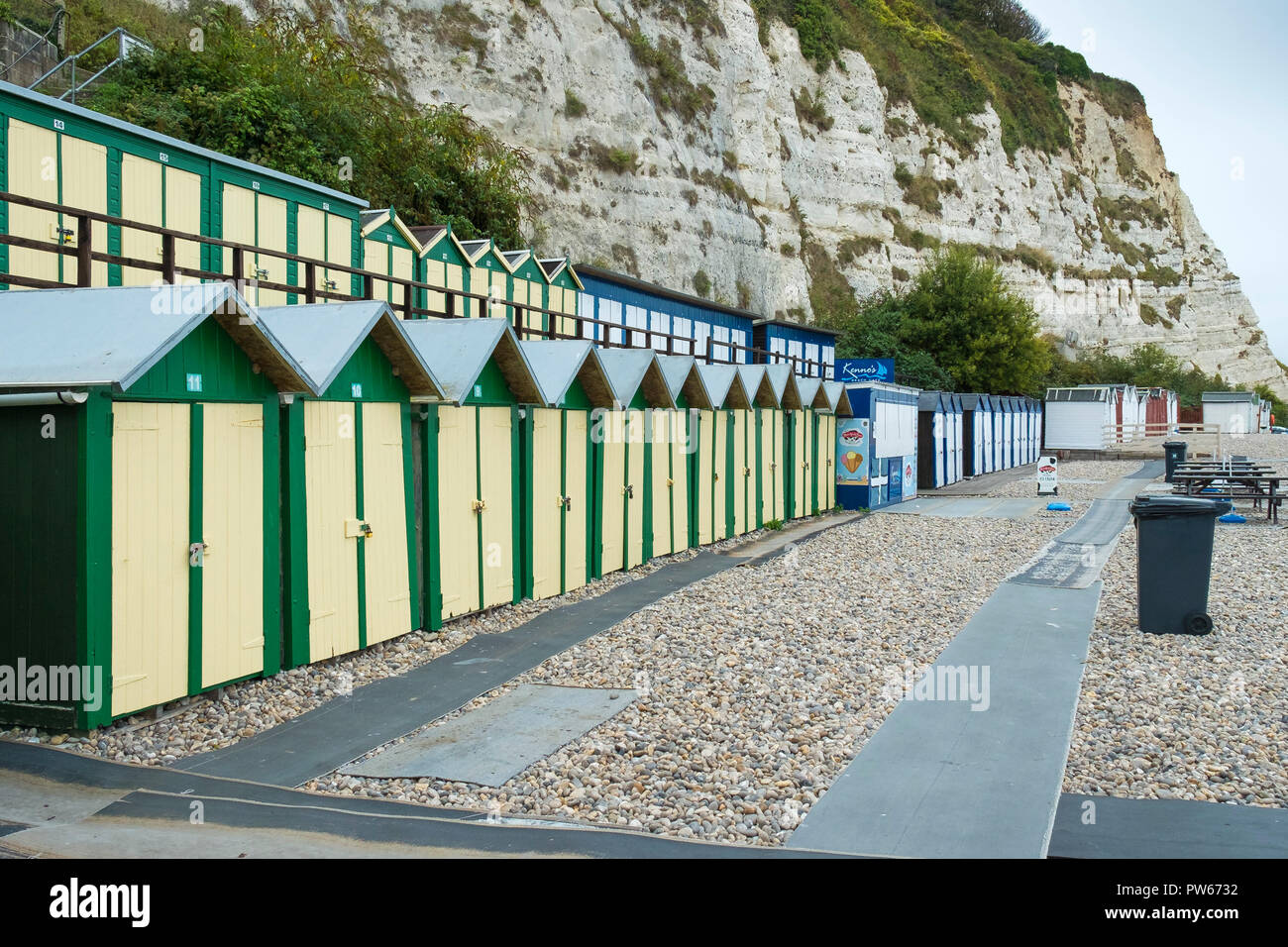 Traditionelle britische Holz- Seaside Beach Huts auf Bier Strand in Devon. Stockfoto