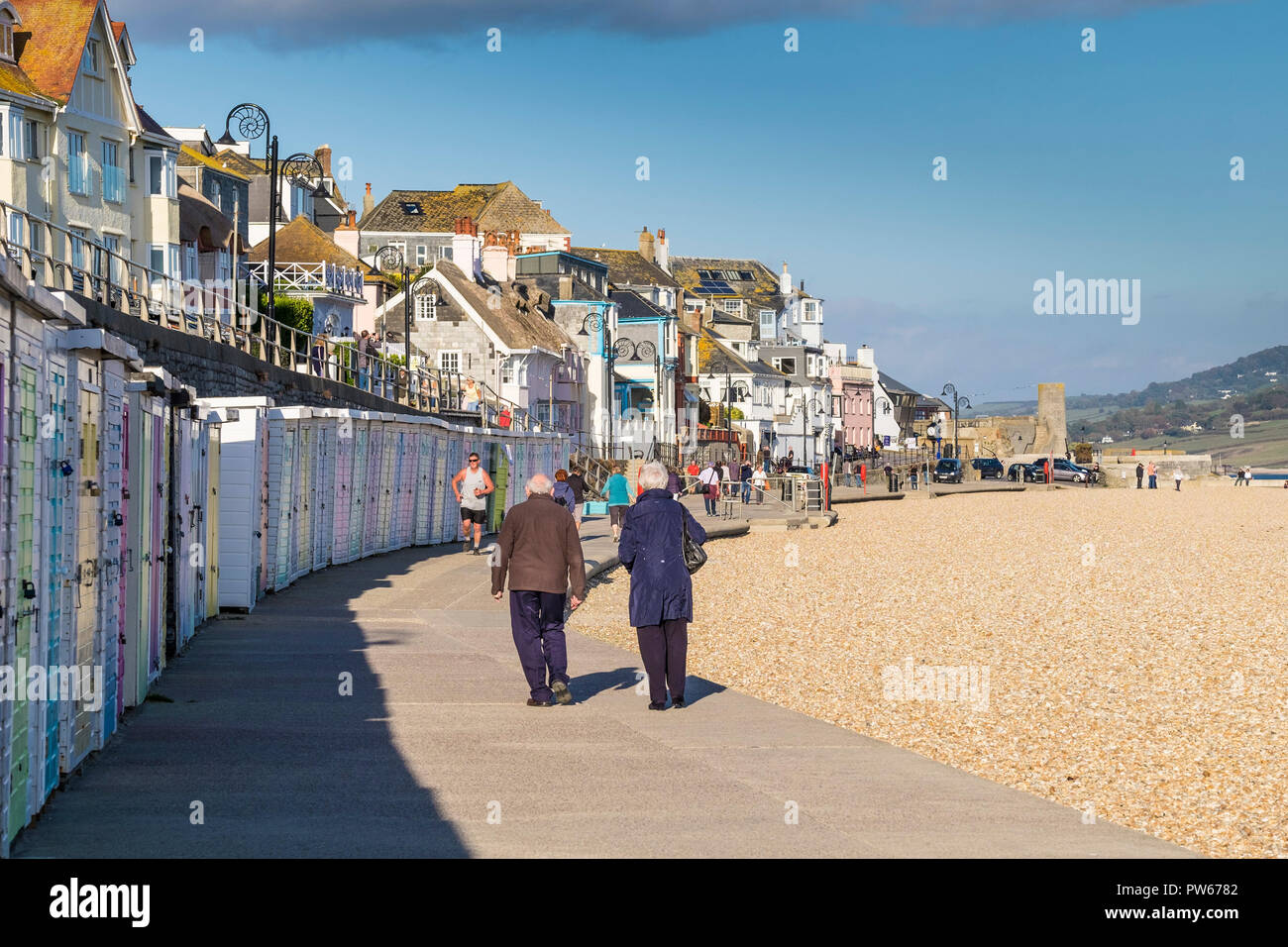 Marine Parade und Cobb Tor Strand in der Küstenstadt Lyme Regis in Dorset. Stockfoto