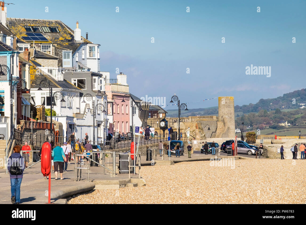 Häuser mit Blick auf Lyme Strand in der Küstenstadt Lyme Regis in Dorset. Stockfoto
