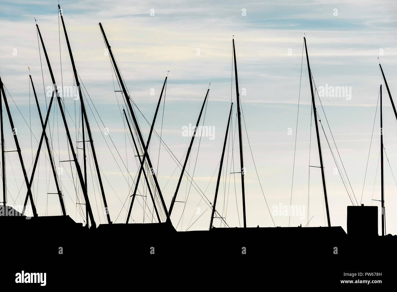 Die Masten der Segelboote in Silhouette zu sehen. Stockfoto