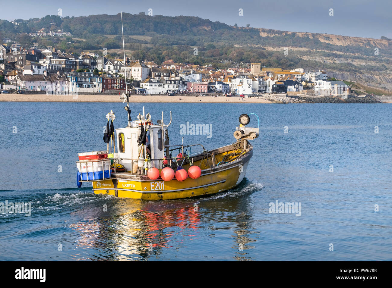 Ein kleines Fischerboot E201 verlassen Lyme Hafen in Lyme Regis in Dorset. Stockfoto