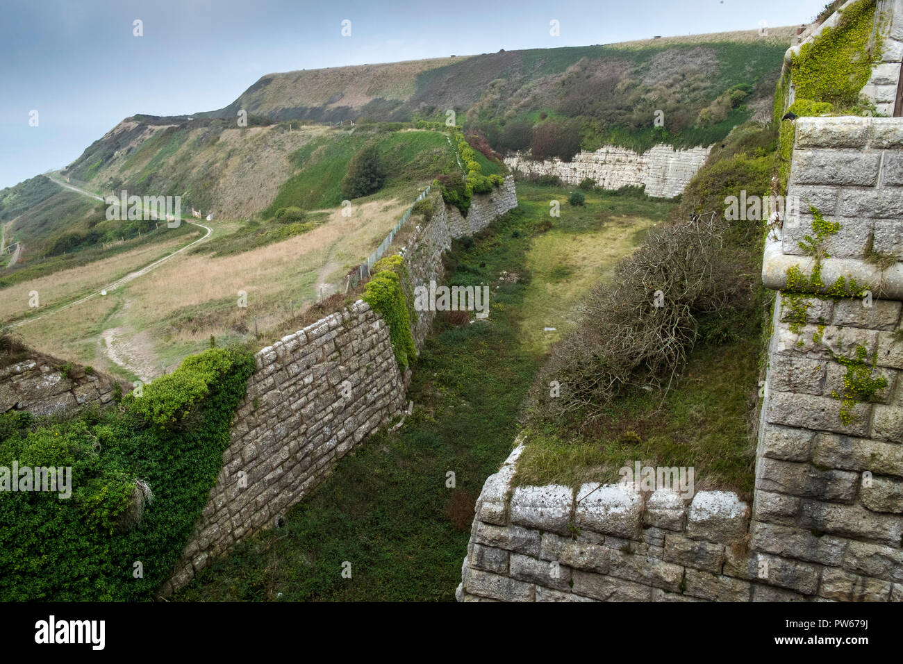 Die South West graben Graben in der Nähe der südlichen Einfahrt nach HM Gefängnis Verne auf der Isle of Portland, Dorset, Großbritannien. Stockfoto