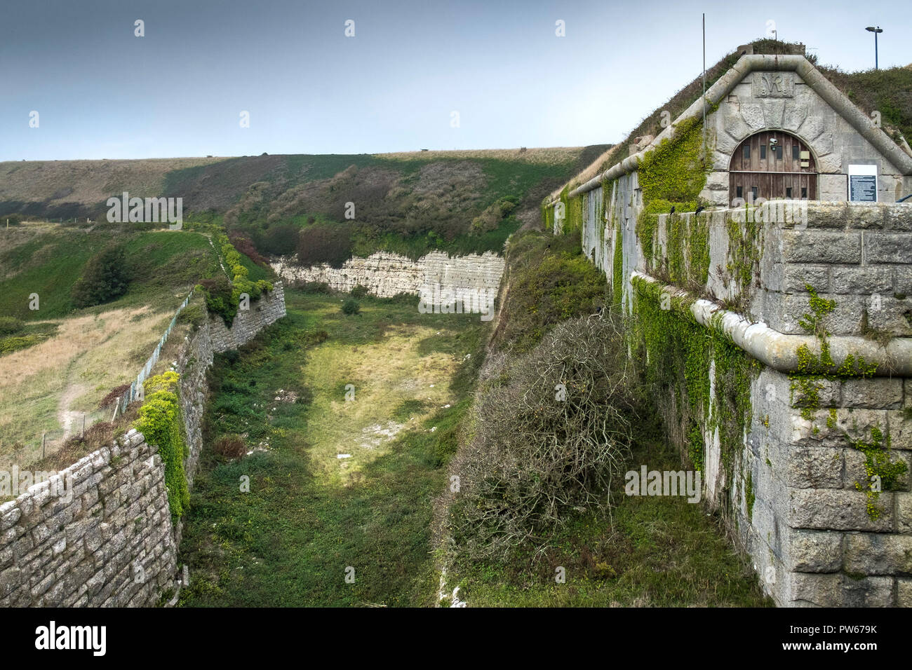 Die South West graben Graben in der Nähe der südlichen Einfahrt nach HM Gefängnis Verne auf der Isle of Portland, Dorset, Großbritannien. Stockfoto