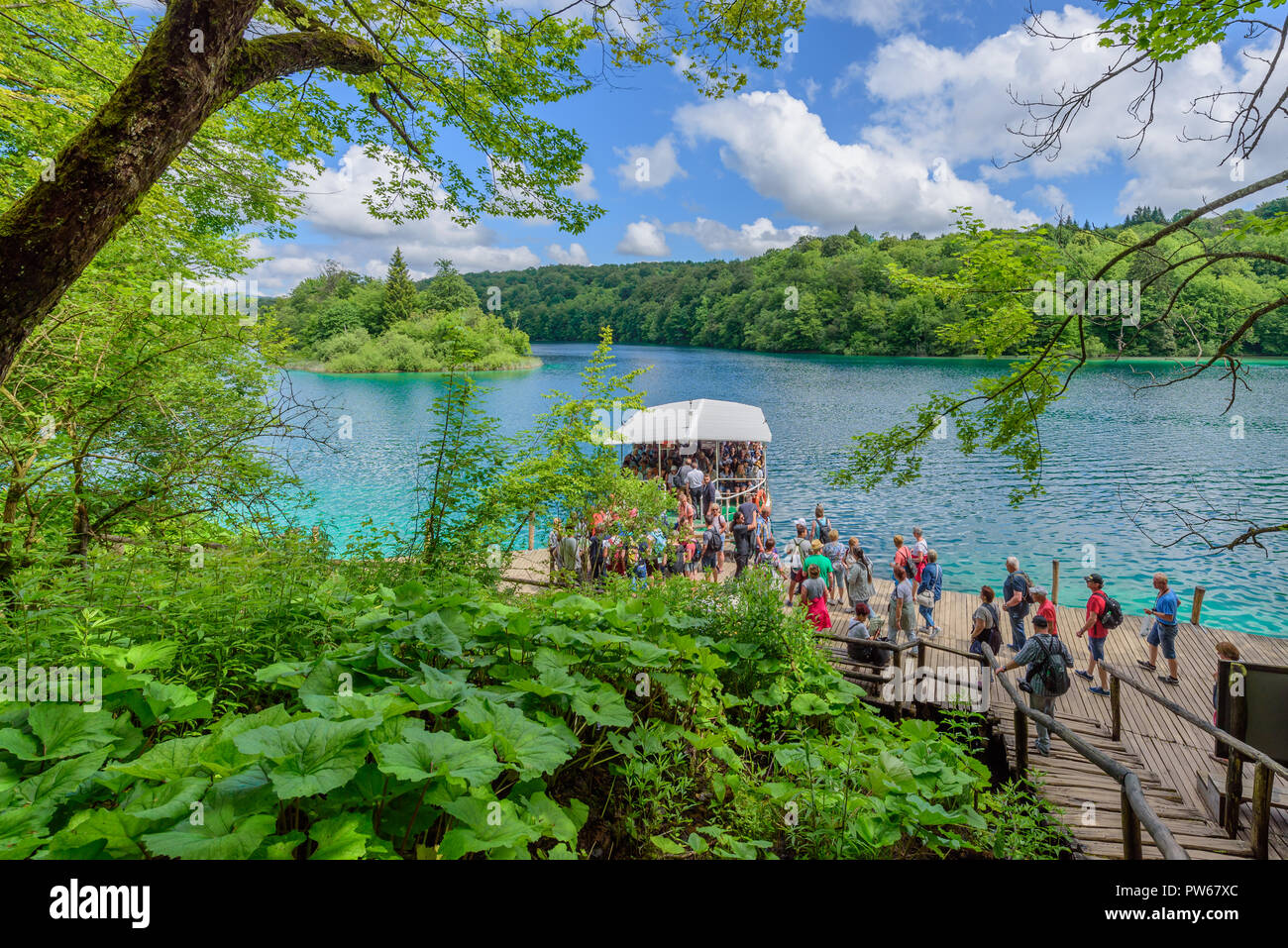 Nationalpark Plitvice, KROATIEN - Juni 8, 2018: Touristische Gruppe am See im Nationalpark Plitvicer Seen Stockfoto