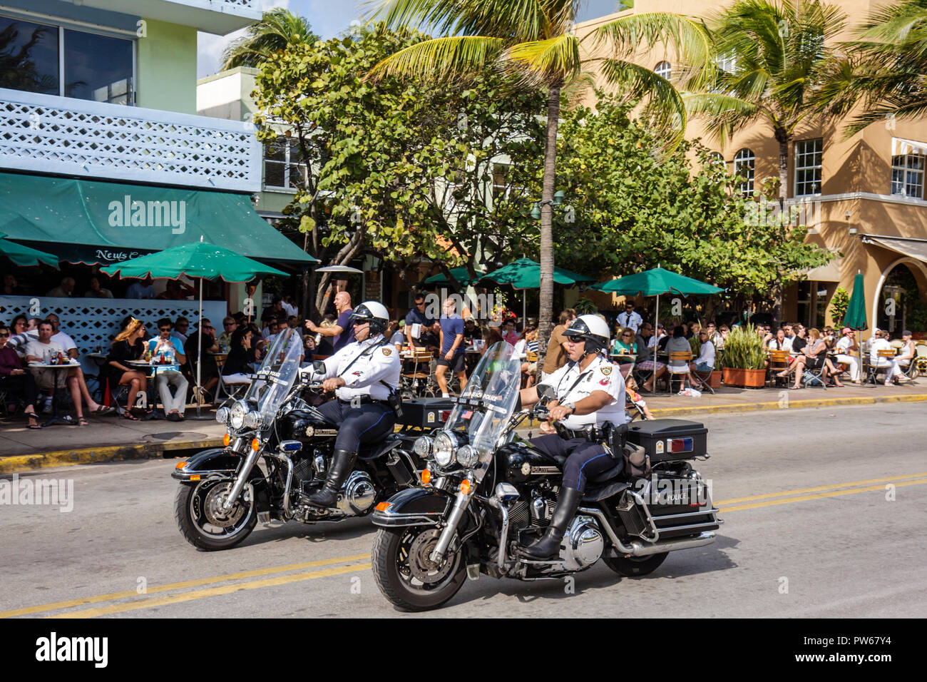 Miami Beach Florida,Ocean Drive,Neujahr,News Cafe Restaurant,Restaurants,Essen,Essen,Essen,Dining,Schirme,Straßensteg draußen Tische,Dining,di Stockfoto