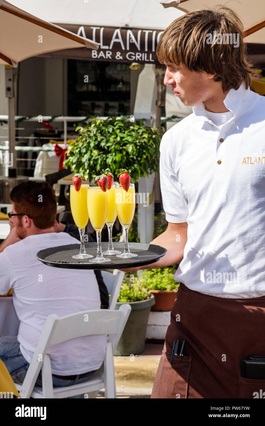 Miami Beach, Florida, Ocean Drive, Neujahr, Atlantic Bar & Grill, Restaurant, Restaurants, Essen, Essen, Café, Außenterrasse, hispanische Küche Stockfoto