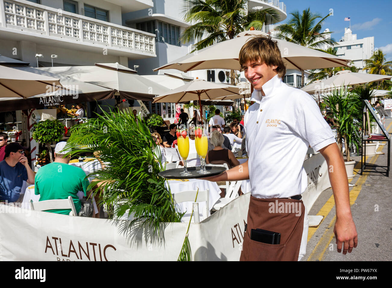 Miami Beach, Florida, Ocean Drive, Neujahr, Atlantic Bar & Grill, Restaurant, Restaurants, Essen, Essen, Café, Außenterrasse, hispanische Küche Stockfoto