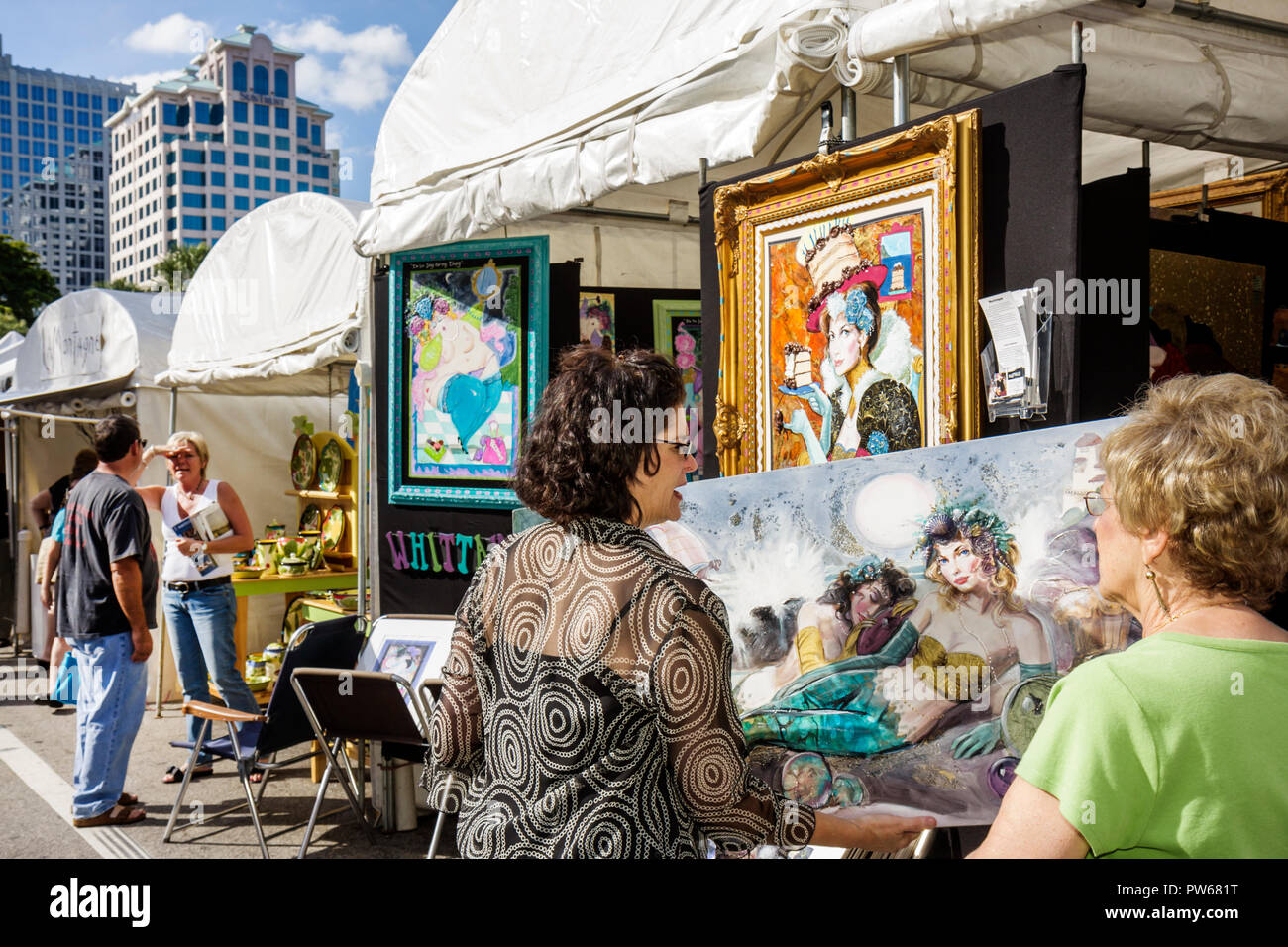 Fort Ft. Lauderdale Florida, Las Olas Boulevard, Las Olas Art Fair, Festival, Straßenmesse, Gemeinschaftsveranstaltung, Kunstwerke, Zelt, Malerei, Erwachsene Erwachsene Frau wom Stockfoto