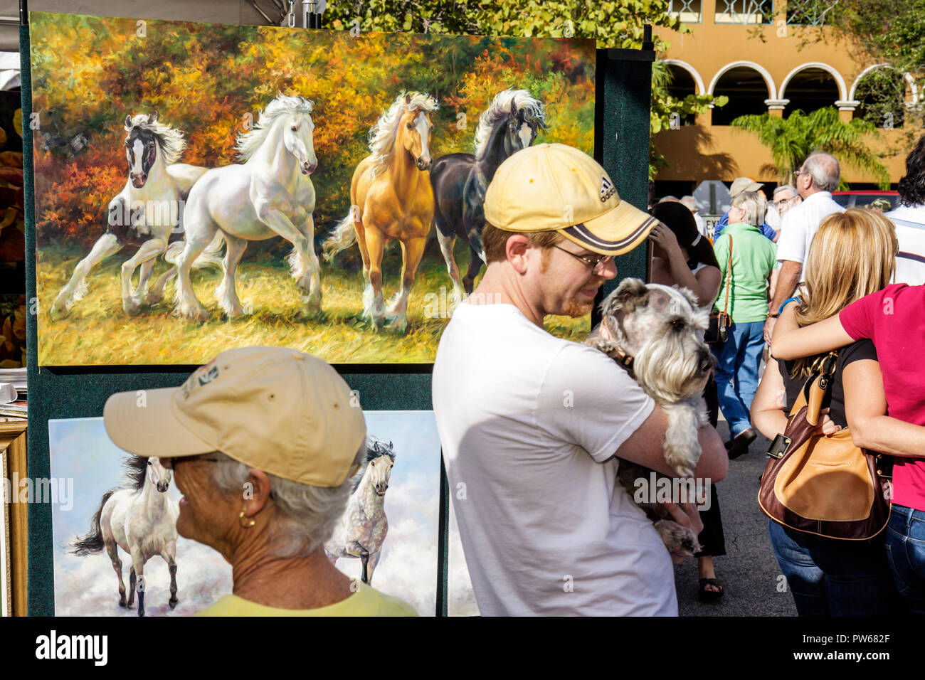 Fort Ft. Lauderdale Florida, Las Olas Boulevard, Las Olas Art Fair, Festival, Straßenmesse, Gemeinschaftsveranstaltung, Kunstwerke, Malerei, Pferde, Mann Männer männlich Erwachsene ein Stockfoto