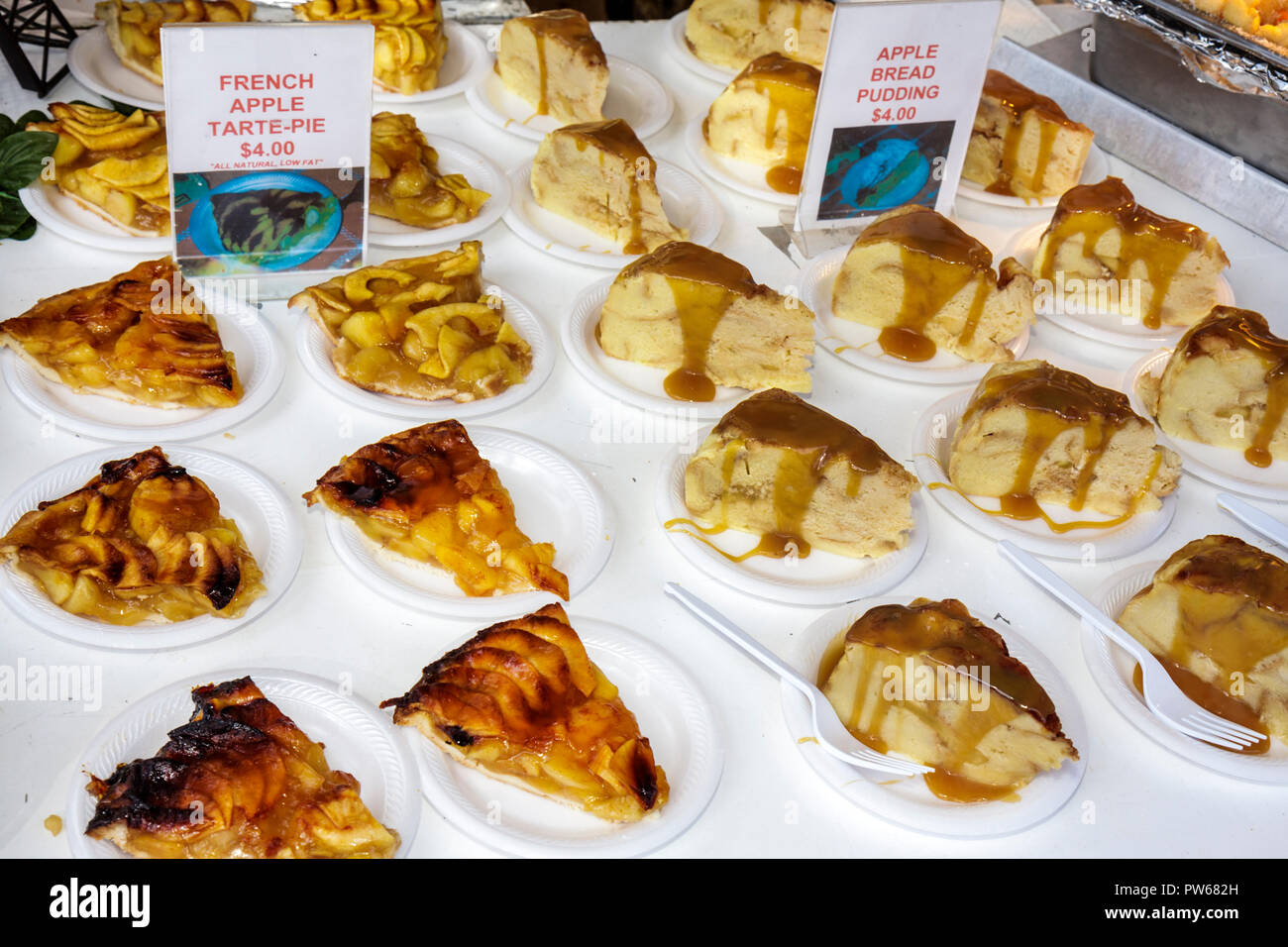 Fort Ft. Lauderdale Florida, Las Olas Boulevard, Las Olas Art Fair, Festival, Essen, Dessert, Apfelkuchen, Brotpudding, Süßigkeiten, Teller, Schild, Preis, Karamell, Scheibe Stockfoto