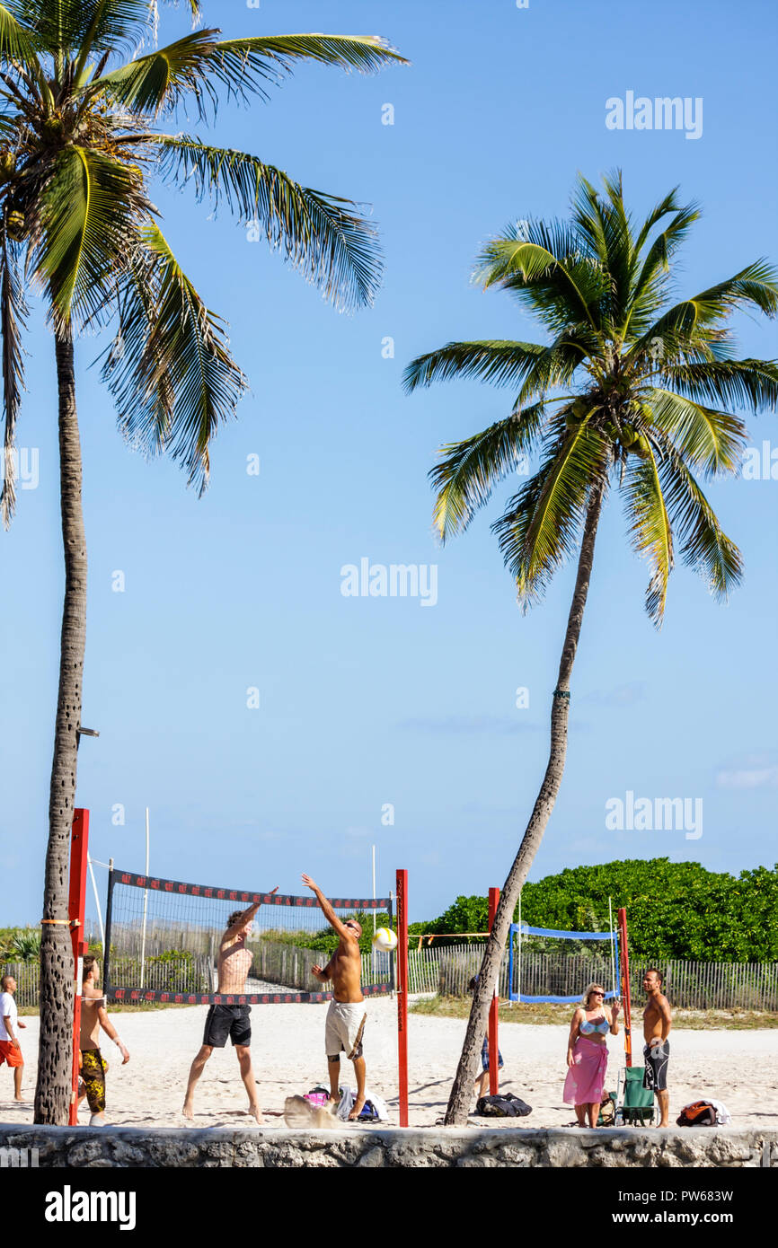 Miami Beach Florida, Lummus Park, Sand, Strände Volleyball, Netz, Mann Männer Erwachsene Erwachsene, Männer, Erwachsene Erwachsene Frau Frauen Dame, Spieler, Sport, Fitn Stockfoto
