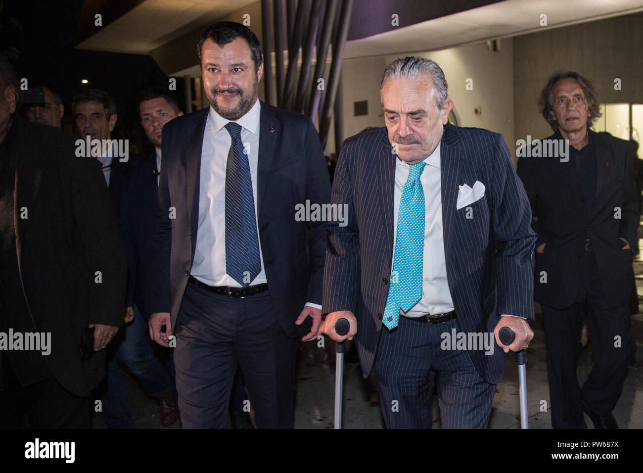 Rom, Italien. 11 Okt, 2018. Matteo Salvini und Rino Barillari Fotoshooting von der Eröffnung der Fotoausstellung "Rino Barillari - der König der Paparazzi' an der MAXXI in Rom, für die Karriere der italienische Fotograf Rino Barillari Credit: Matteo Nardone/Pacific Press/Alamy leben Nachrichten Stockfoto