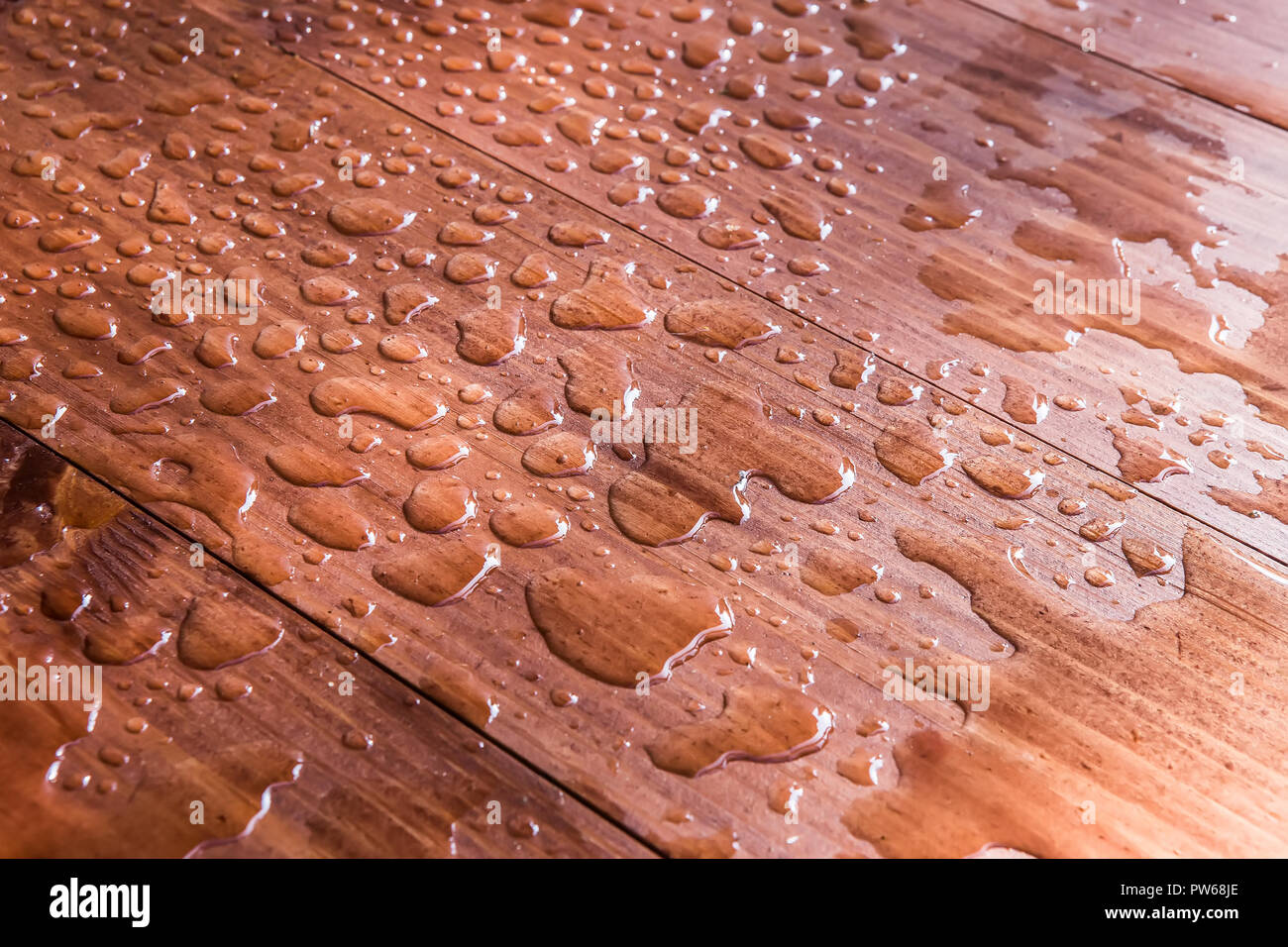 Wassertropfen auf einem Holzbrett closeup Stockfoto