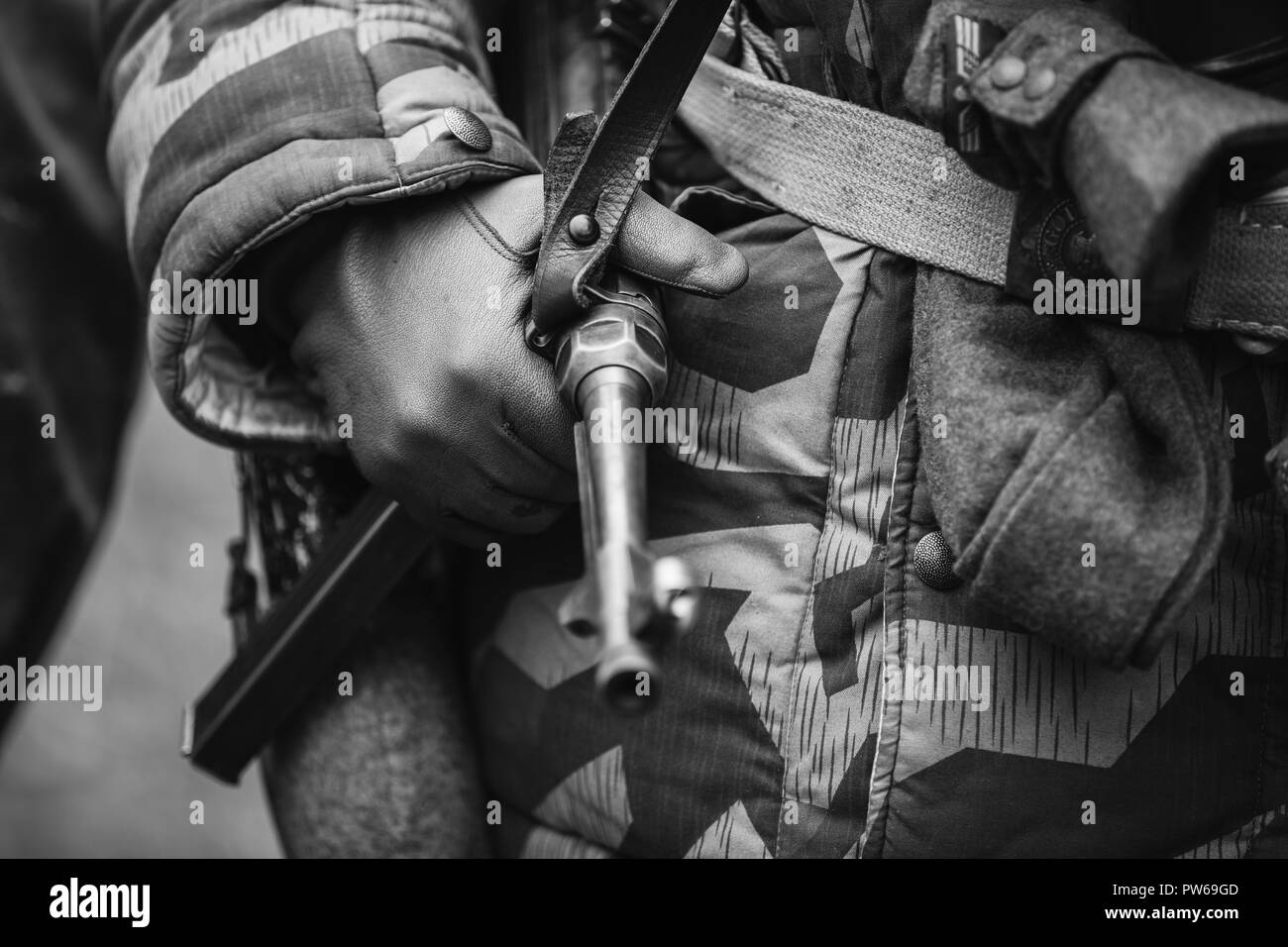 Nahaufnahme des Deutschen militärischen Munition eines deutschen Soldaten. Nicht identifizierte Re-Enactor gekleidet als Zweiter Weltkrieg deutscher Soldat Holding Maschinenpistole. Pho Stockfoto