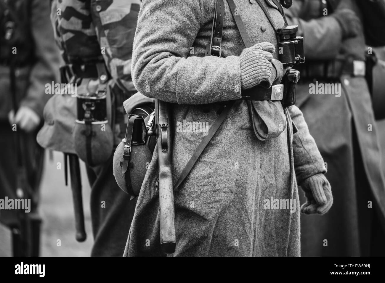 Nahaufnahme von Deutscher militärischer Munition der Deutschen Wehrmacht Soldat im Zweiten Weltkrieg. Warme Herbst Kleidung, soldatischen Mantel, Handschuhe, Helm, Tasche, Stockfoto