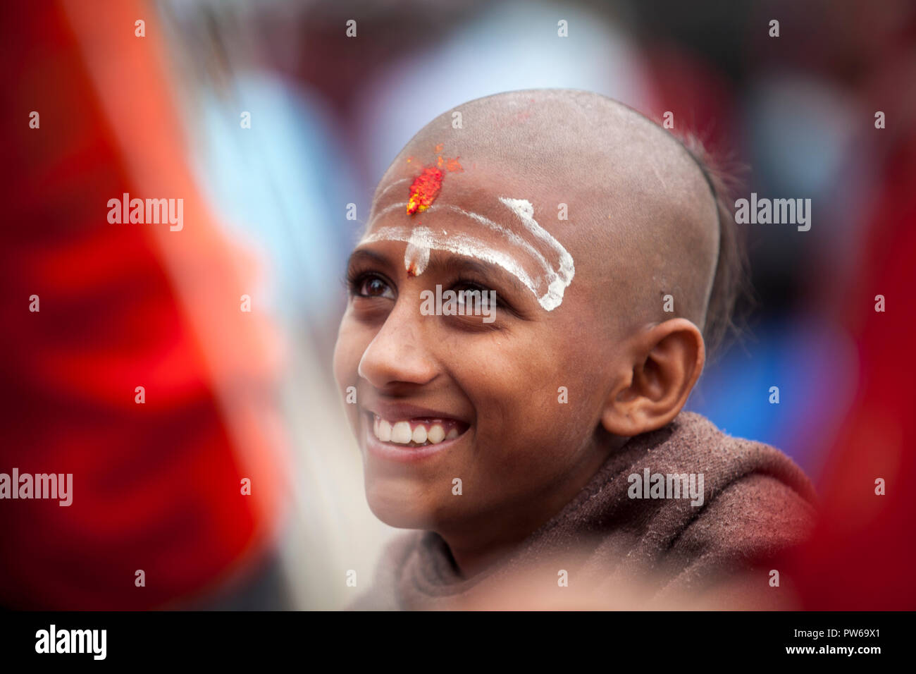 Ein junger Priester in Nepal. Stockfoto