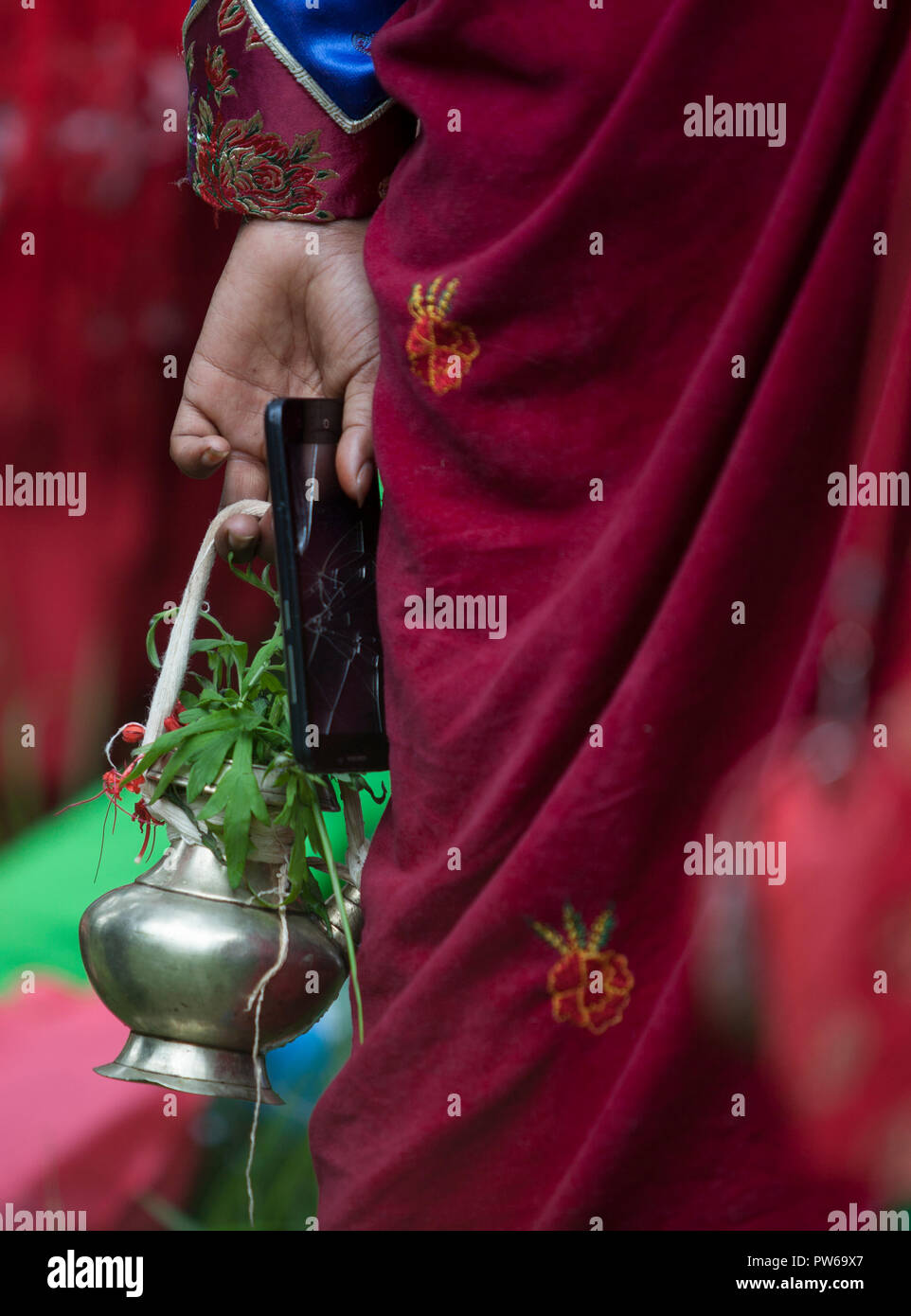 Ein Mädchen trägt heiligen Gral während eines Rituals in Nepal. Stockfoto
