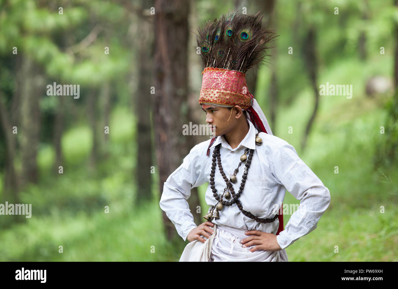 Ein junger Schamane in Kavre, Nepal. Stockfoto