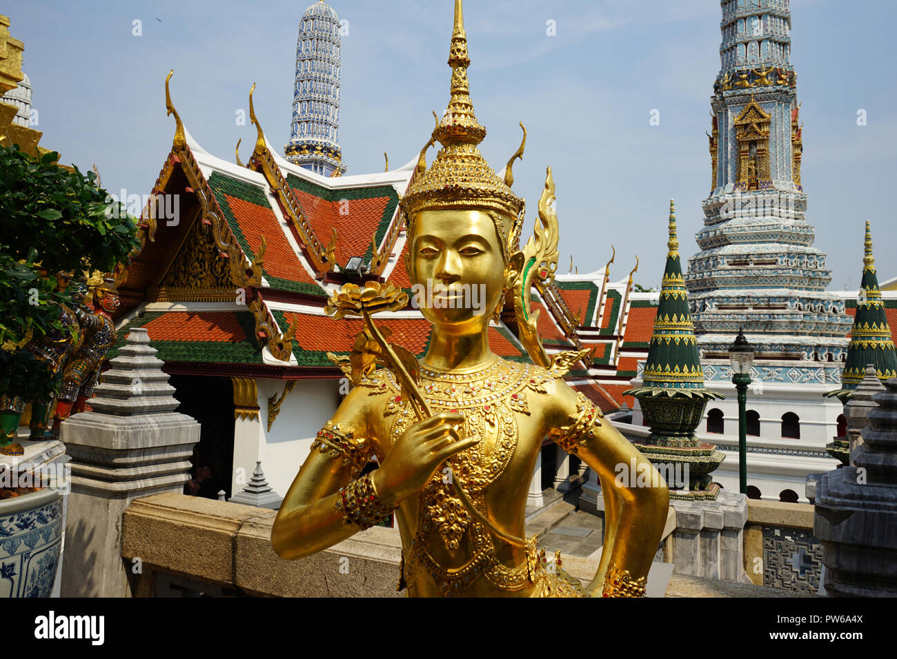 Kinnorn, Goldene Singhapanorn-Statue, Wat Phra Kaeo, Ko Ratanakosin, Bangkok, Thailand, Asien Stockfoto