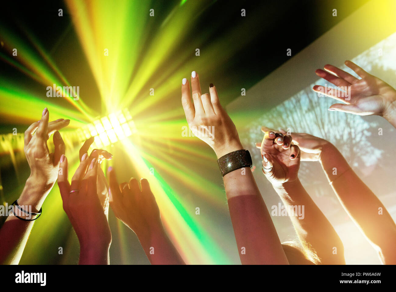 Party Konzept mit Händen und Lichtstrahlen Stockfoto