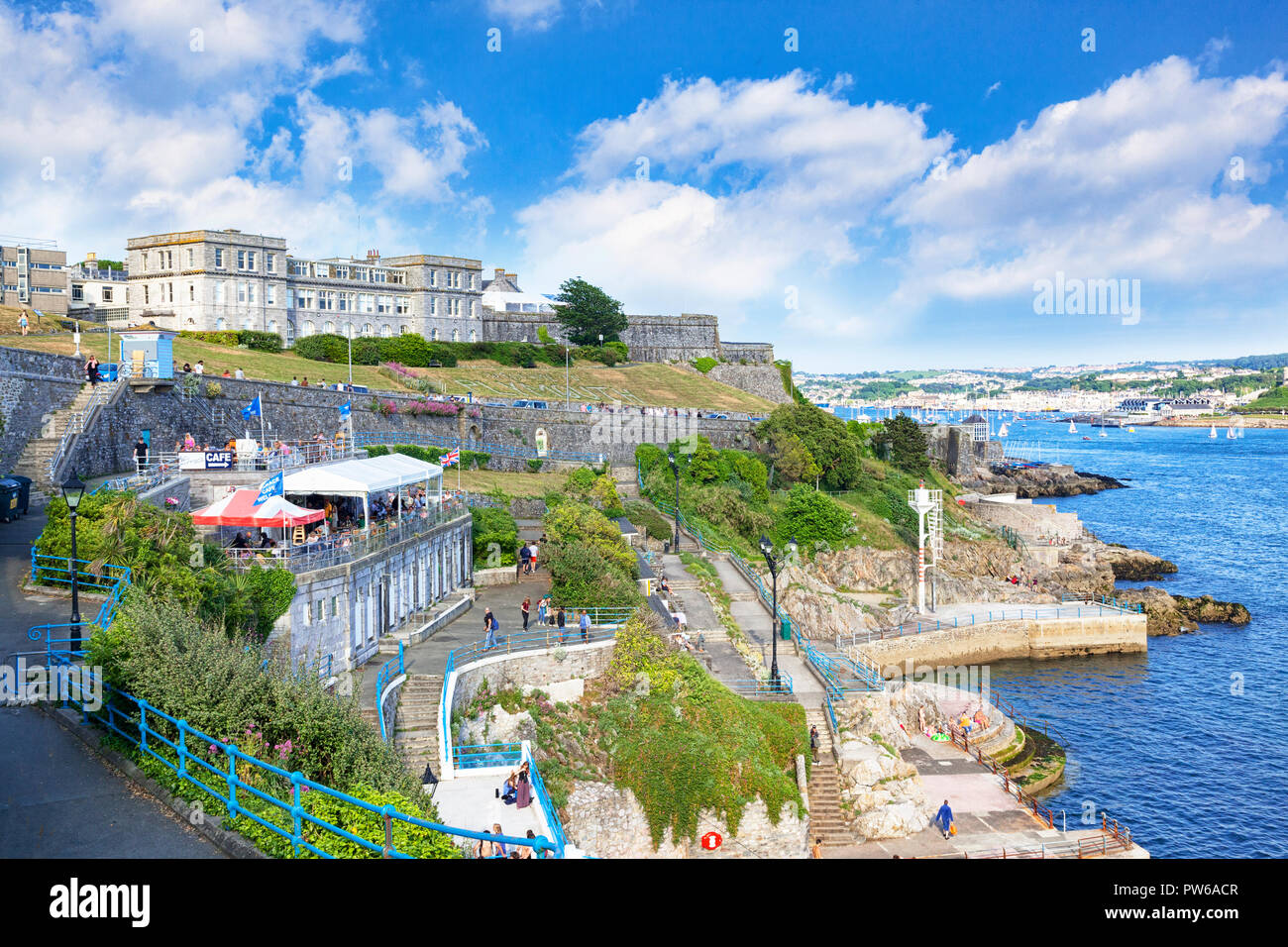 Vom 9. Juni 2018: Plymouth, Devon, Großbritannien - die Waterfront, mit Terrasse und Blick auf die Königliche Burg. Stockfoto