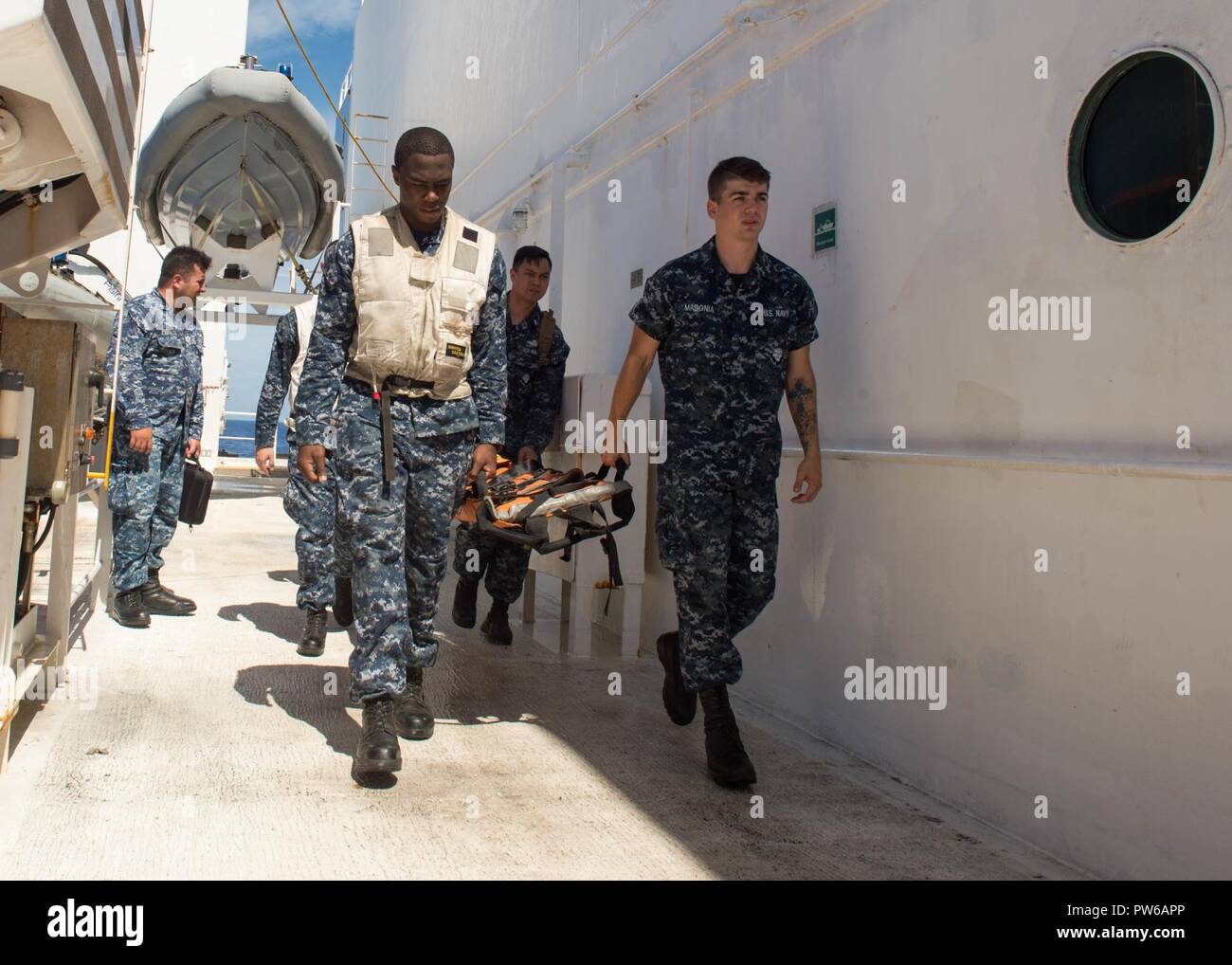 Atlantik (Okt. 2010) 1, 2017) Segler teilnehmen, in einer simulierten Mann-über-Bord-Notruf bohren statt an Bord der Hospital Ship USNS Comfort (T-AH 20) wie das Schiff segelt zur Unterstützung humanitärer Hilfsmaßnahmen in Puerto Rico. Das Verteidigungsministerium ist die Unterstützung der Federal Emergency Management Agency, die federführende Bundesbehörde, dabei helfen, die Betroffenen durch den Hurrikan Maria Leiden zu minimieren und ist ein Bestandteil der gesamten-von-Reaktion seitens der Regierung. Stockfoto