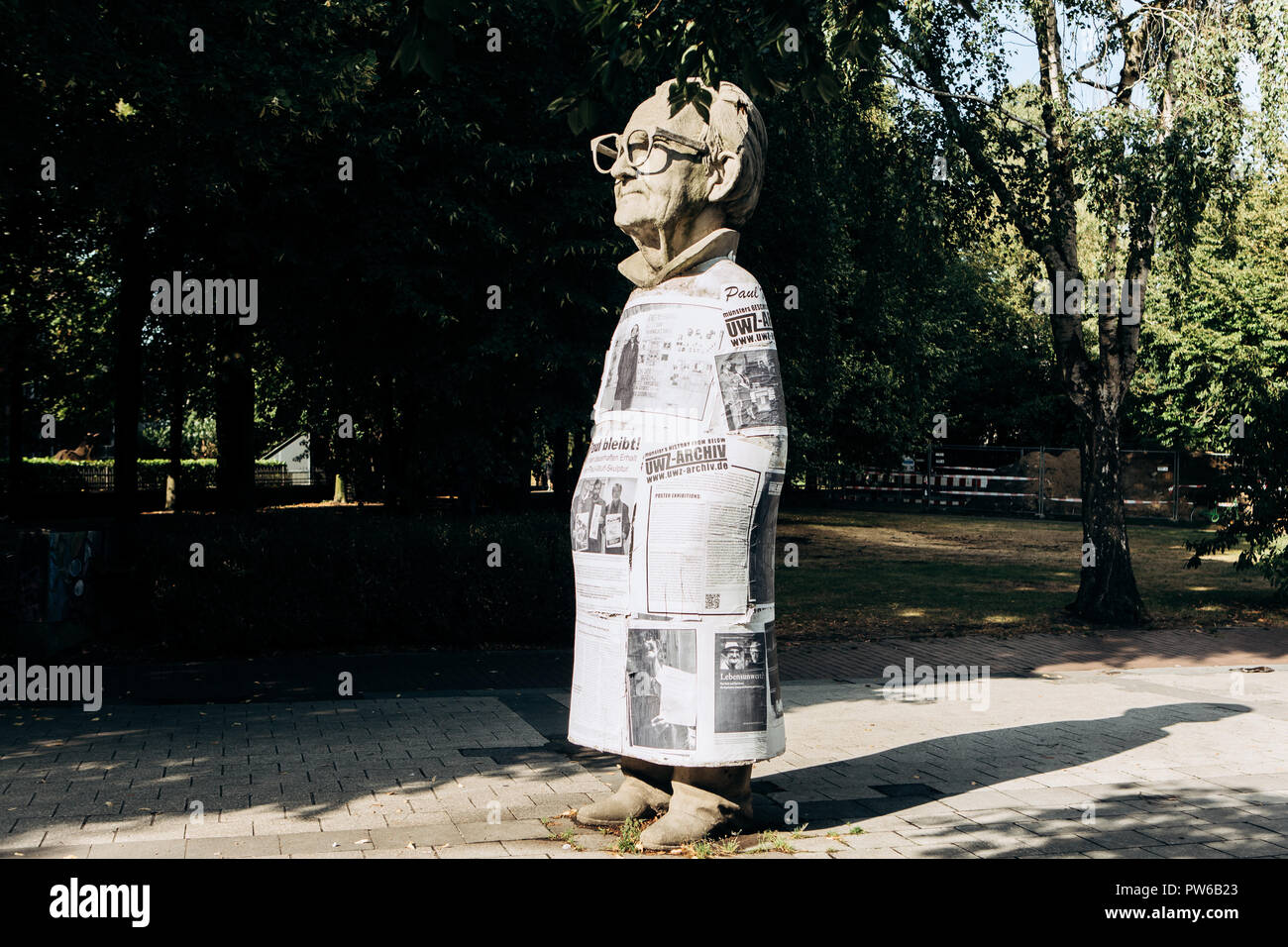 Deutschland, Münster, 5. Oktober 2018: Denkmal für die Bewohner von Münster mit dem Namen Paul Wolfe. Er widmete sein Leben dem Kampf gegen die Nazis nach dem Ende des Zweiten Weltkriegs. Stockfoto