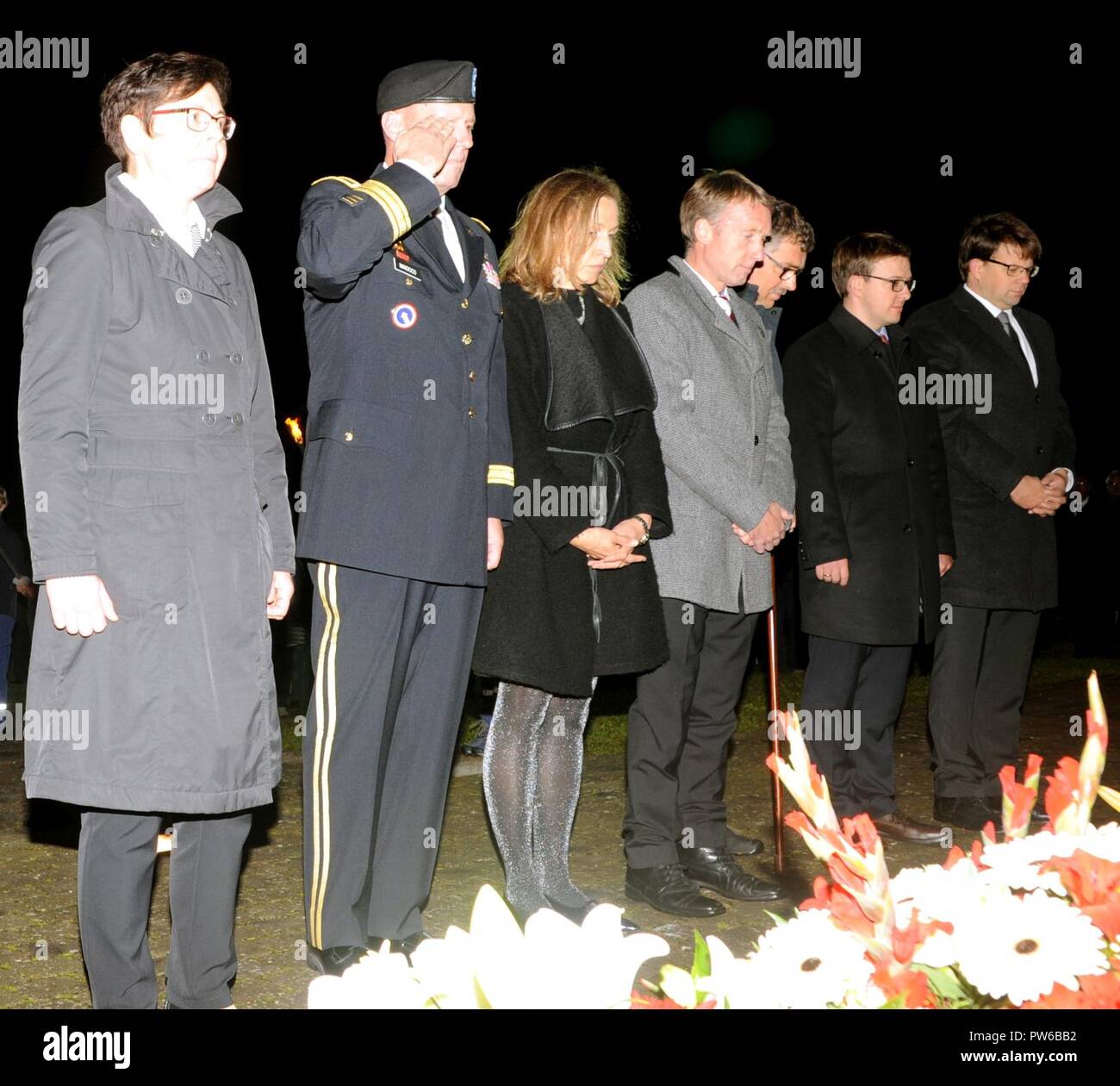 Brig. Gen. Fred Maiocco begrüßt, wie er und andere Ehren Tag der Deutschen Einheit Oktober 2, 2017 an den Beobachtungsposten Alpha Memorial in der Nähe von Fulda, Deutschland. Stockfoto