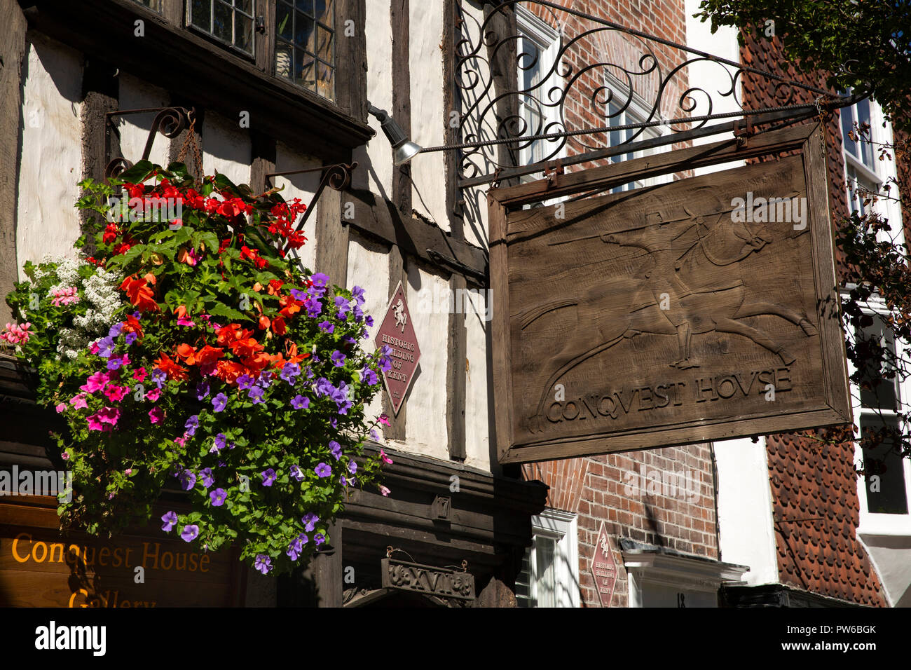 UK, Kent, Canterbury, Palace Street, aus Holz geschnitzte Zeichen der Eroberung Haus Galerie und Shop in der alten Pilger Hall Stockfoto
