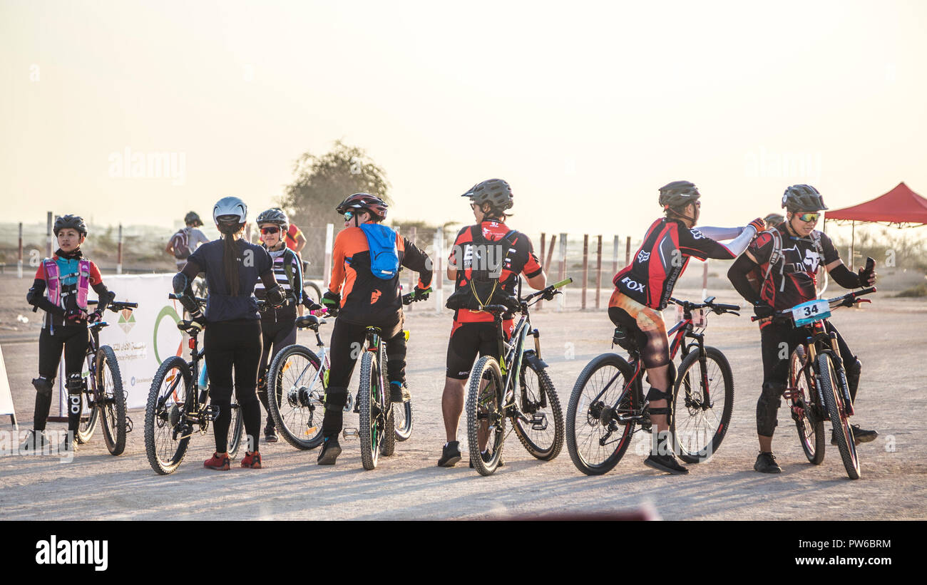 Mountainbike Rennen, Querfeldein, Reiter bereit. Muscat, Oman Stockfoto