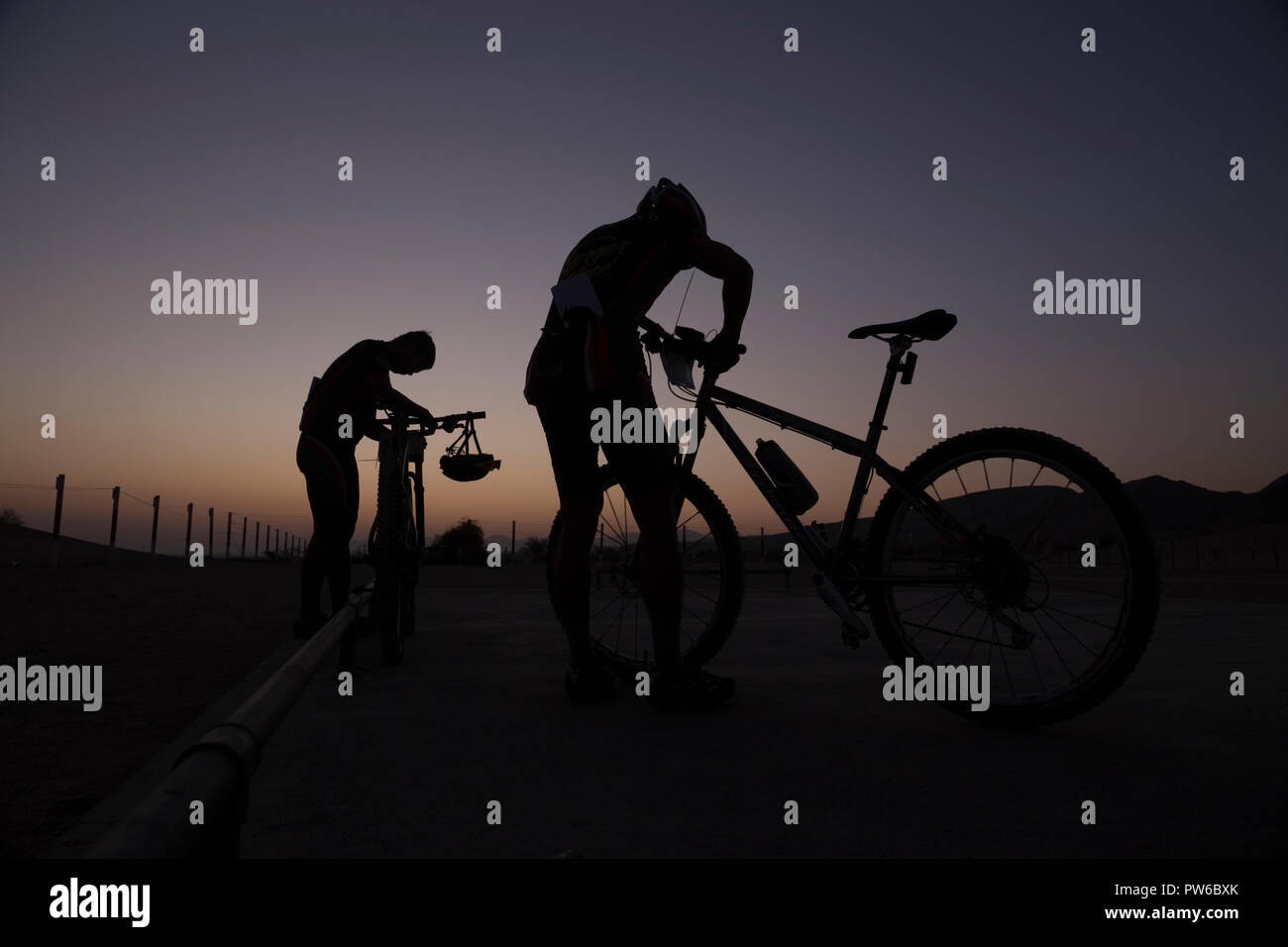 Mountainbike Rennen, Querfeldein, Radfahrer fertig. Muscat, Oman Stockfoto