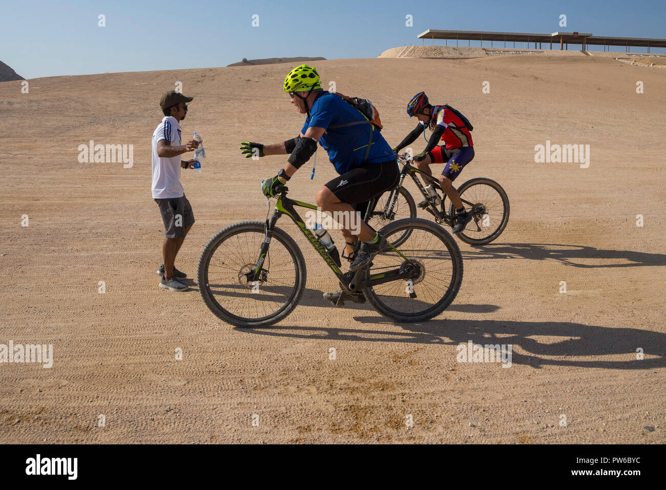 Mountainbike Rennen, Querfeldein, Wasser zu stoppen. Muscat, Oman Stockfoto