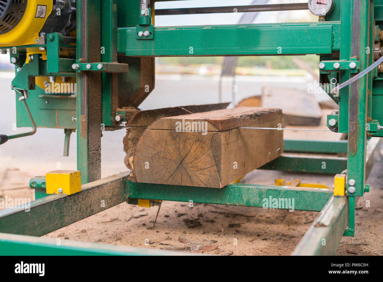 Sägewerk. Prozess der Bearbeitung Protokolle in der Ausrüstung Sägewerk  Maschine Säge sägen den Baumstamm auf der Planke Boards. Sägemehl Arbeit sägen  Holz Holz Holz Stockfotografie - Alamy