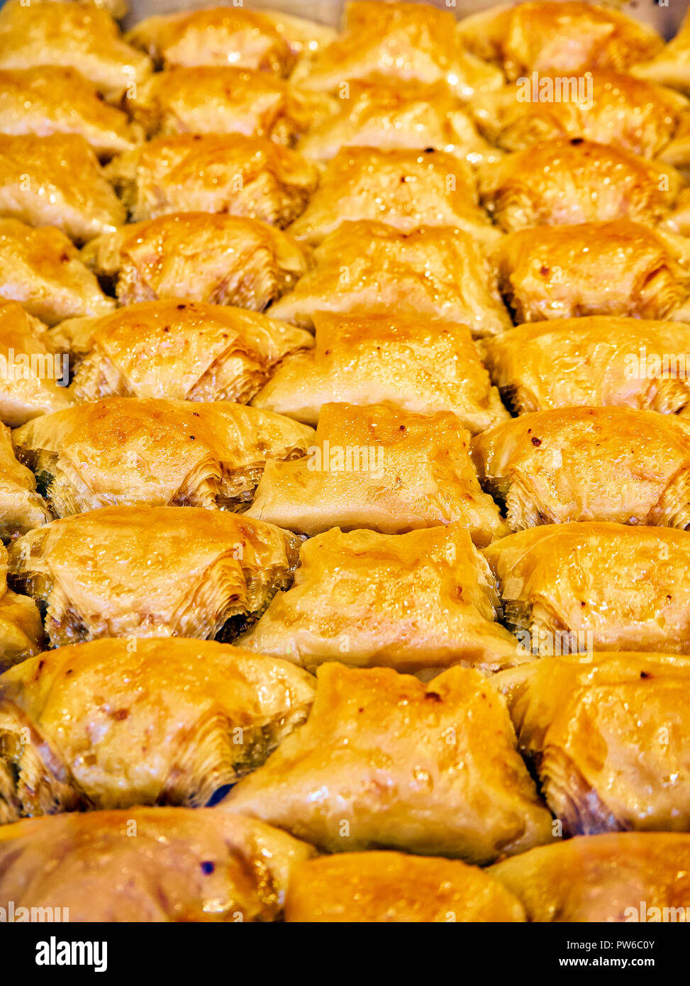 Baklava, einem traditionellen arabischen Dessert mit Schichten von Filo, eine sehr dünne ungesäuerten Teig und Füllung mit Muttern. Stockfoto