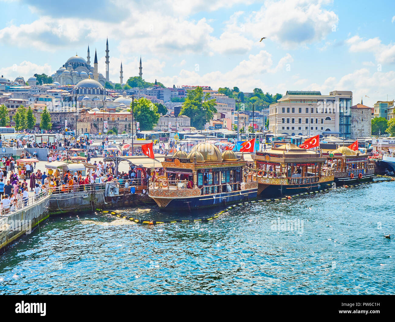Istanbul, Türkei - 11. Juli 2018. Der Fisch Sandwich Boote in Eminonu Pier an der Mündung des Goldenen Horns Bucht in den Bosporus und die Eminonu günstig Stockfoto