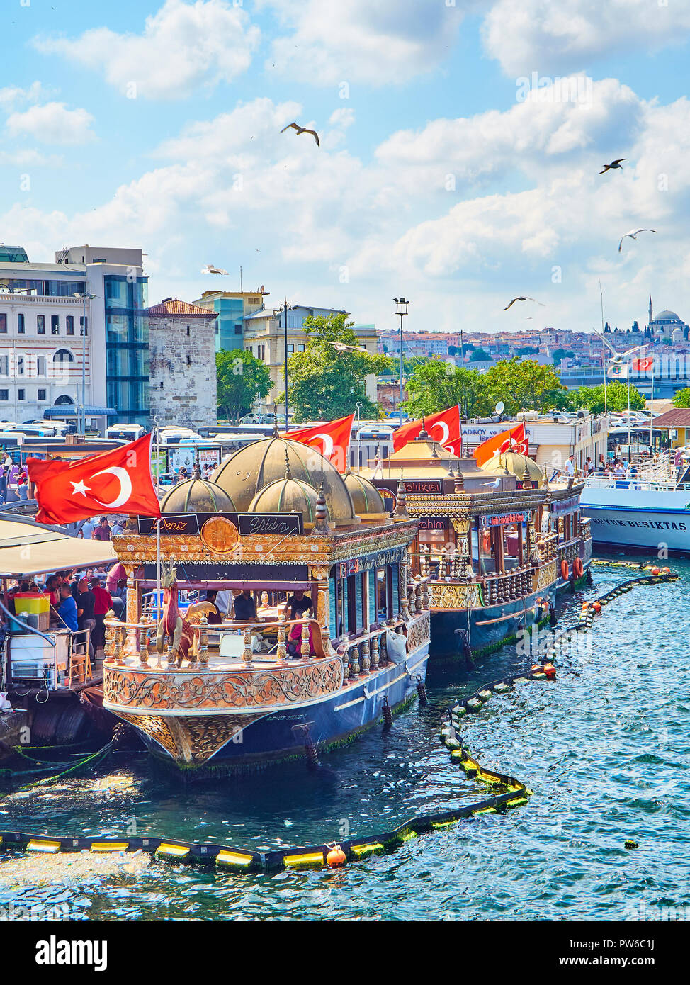 Istanbul, Türkei - 11. Juli 2018. Der Fisch Sandwich Boote in Eminonu Pier an der Mündung des Goldenen Horns Bucht in den Bosporus. Istanbul, Turke Stockfoto