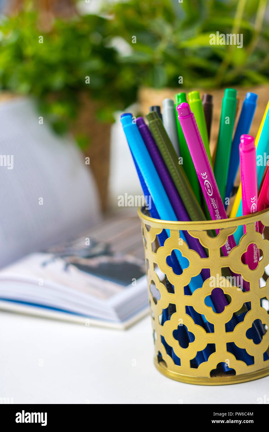 Gold Stifthalter farbige Markierungen, Hintergrund, Büro flatlay, Studie mock up, arbeiten flatlay besetzt, Arbeitsbereich, Bürokonzept, Student, Konzept, Mock-up Stockfoto