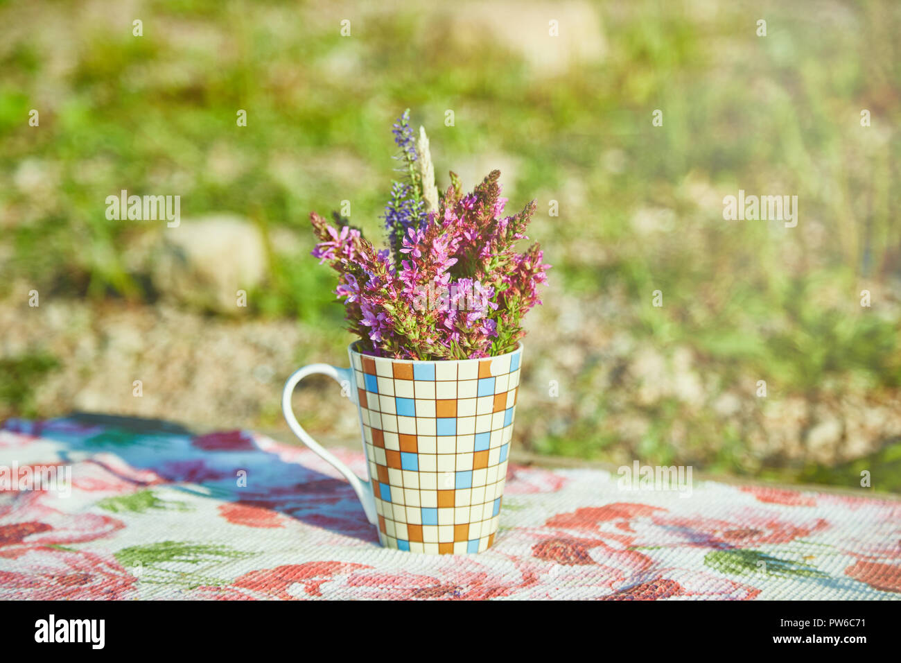 Einen kleinen Blumenstrauß von Wildblumen auf dem Tisch in der Schale Stockfoto